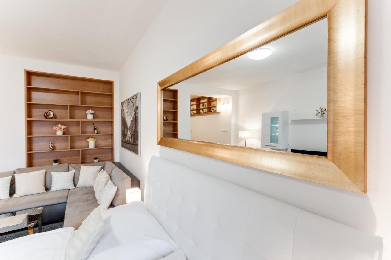 Exclusive Riverside Apartment In The Heart Of 프라하 외부 사진