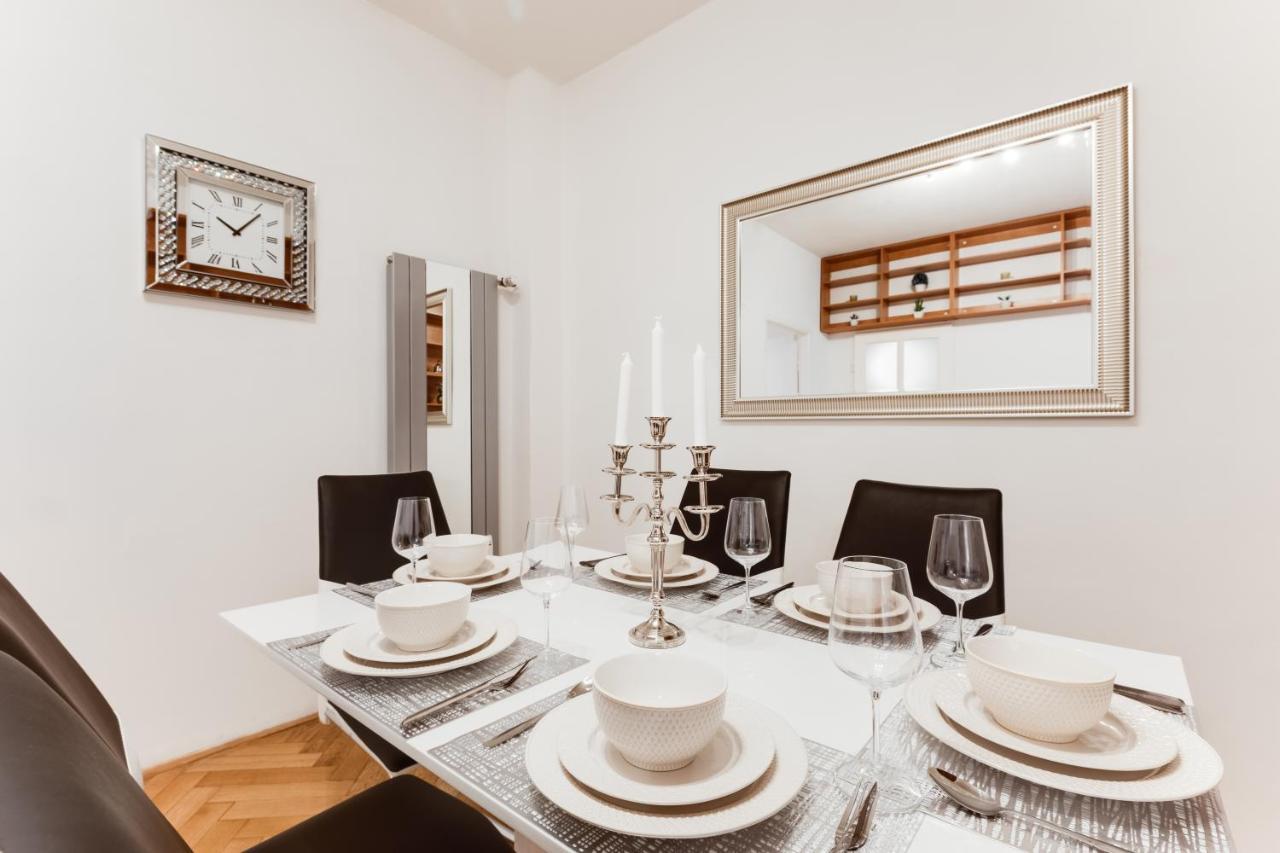 Exclusive Riverside Apartment In The Heart Of 프라하 외부 사진