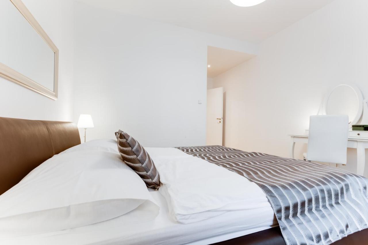 Exclusive Riverside Apartment In The Heart Of 프라하 외부 사진