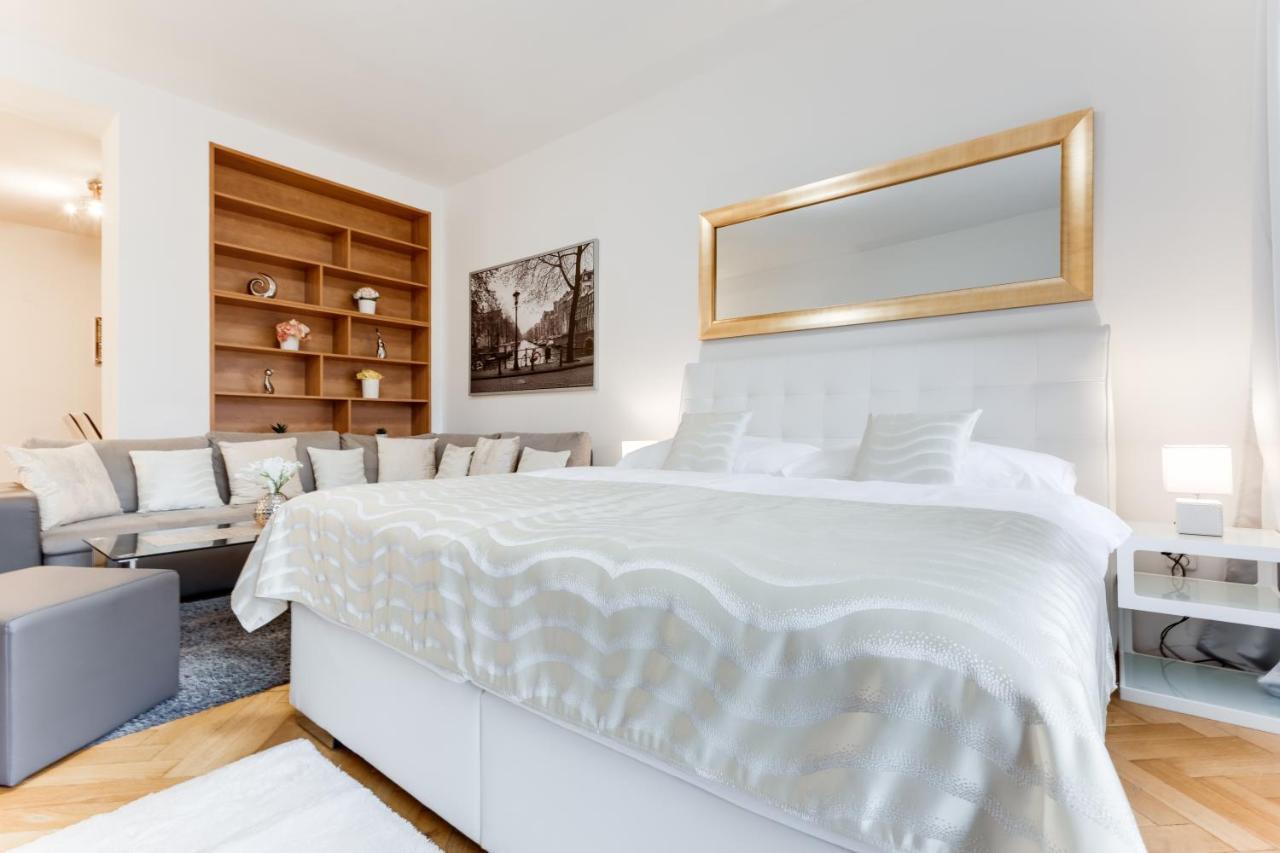 Exclusive Riverside Apartment In The Heart Of 프라하 외부 사진