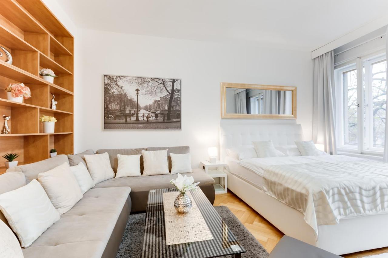 Exclusive Riverside Apartment In The Heart Of 프라하 외부 사진
