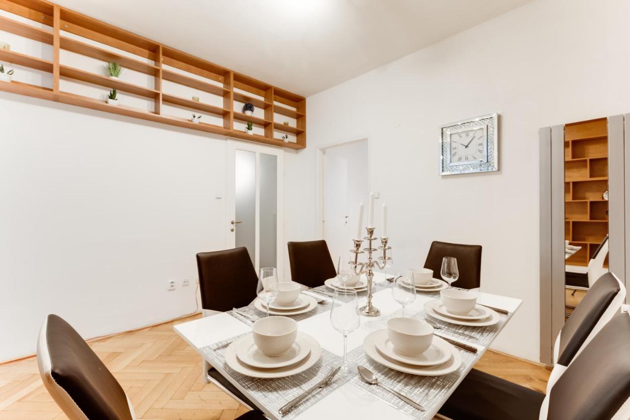 Exclusive Riverside Apartment In The Heart Of 프라하 외부 사진